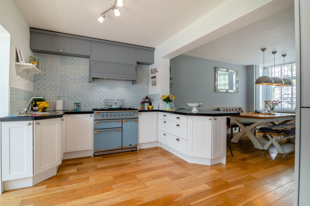 Property photo 2 of 34