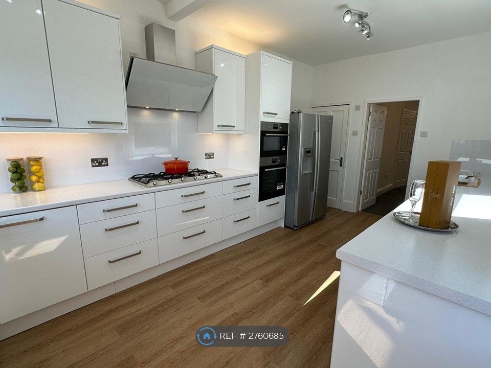 Property photo 1 of 35 Fully Fitted Kitchen