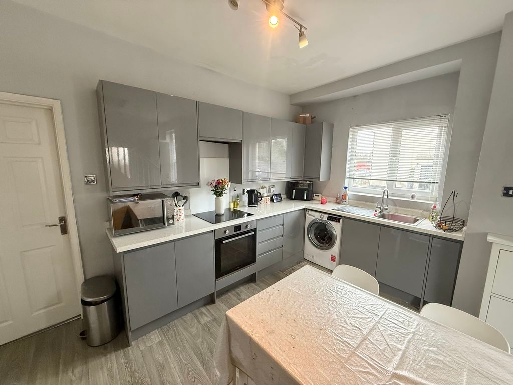 Property photo 3 of 10 Kitchen