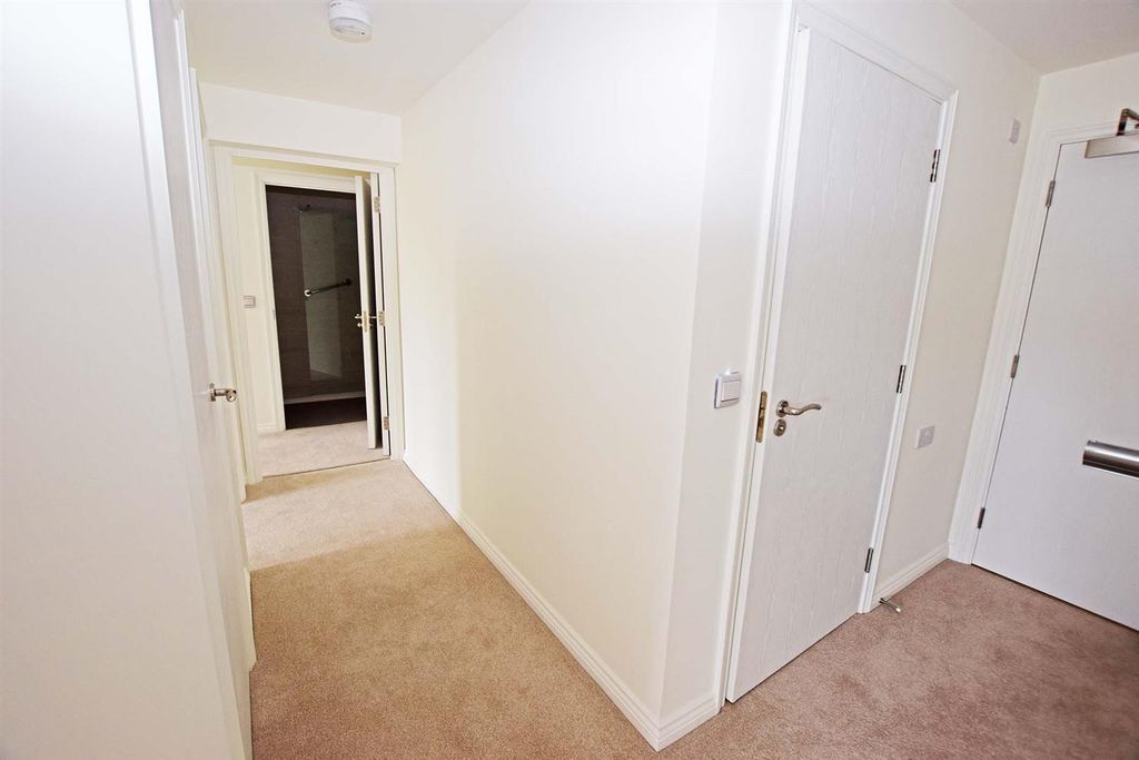 Property photo 3 of 9 Hallway