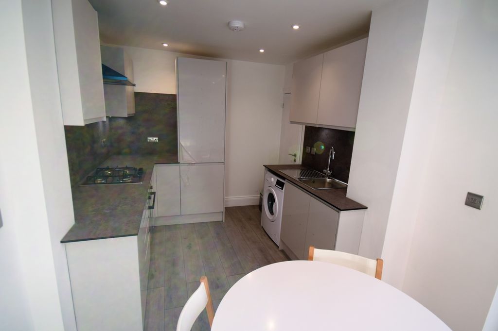 Property photo 3 of 10 Shared Kitchen