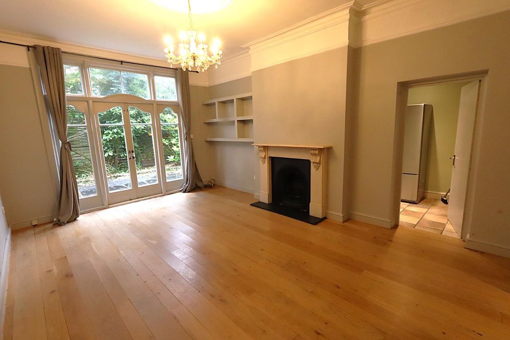 Property photo 3 of 17 Lounge