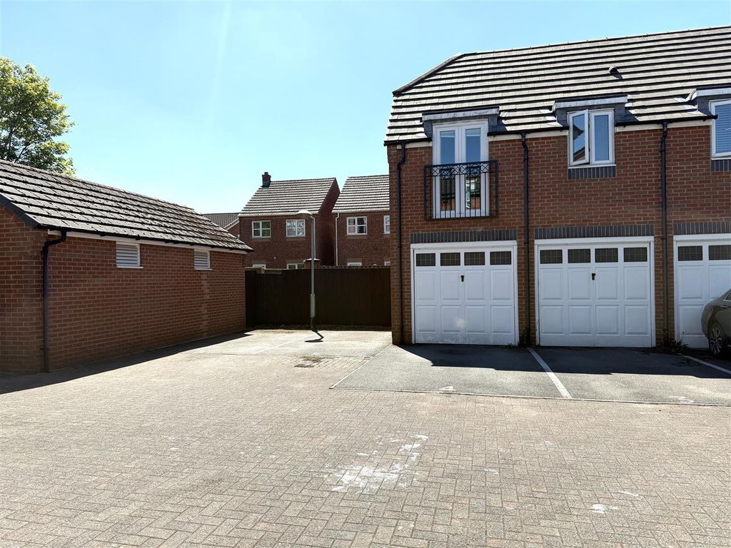 Property photo 2 of 12 4 Howell Mews Garage.Jpeg