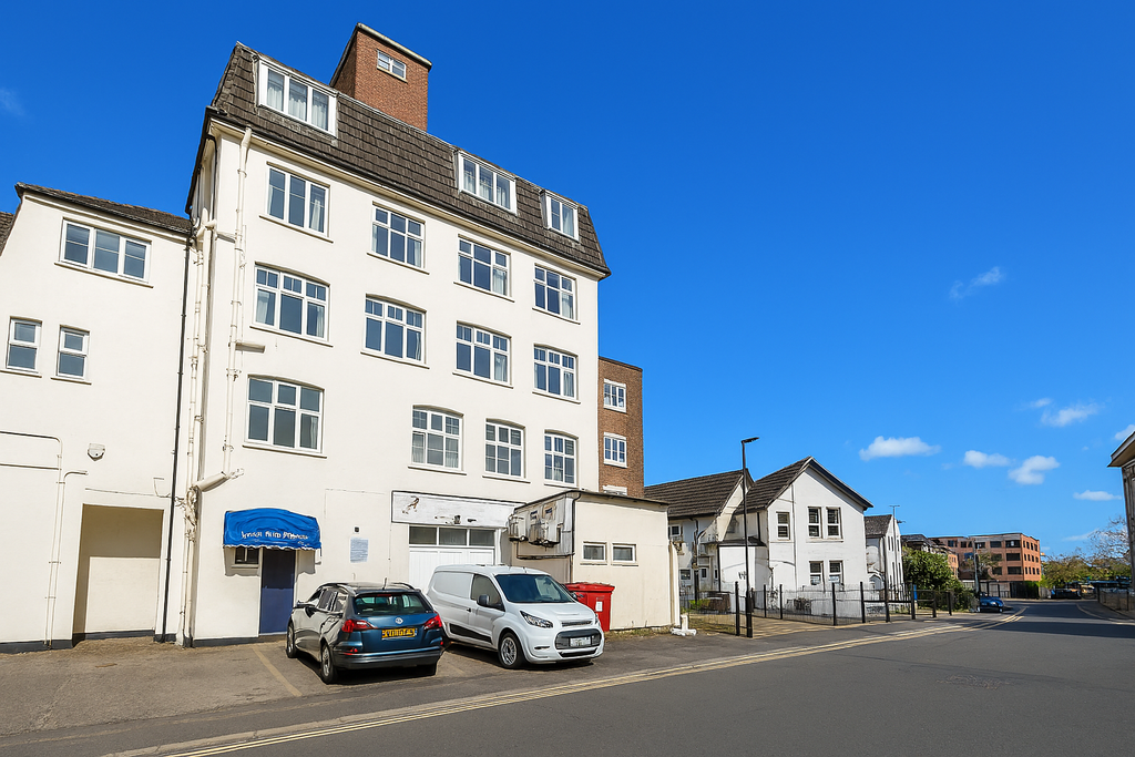 Property photo 1 of 8 Lorne Park