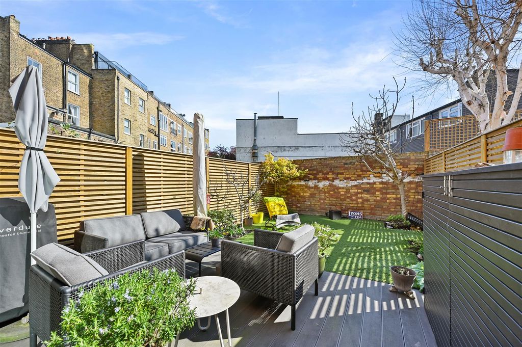 Property photo 3 of 19 Bolingbroke Road