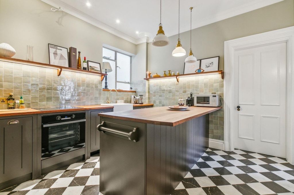 Property photo 2 of 7 Kitchen