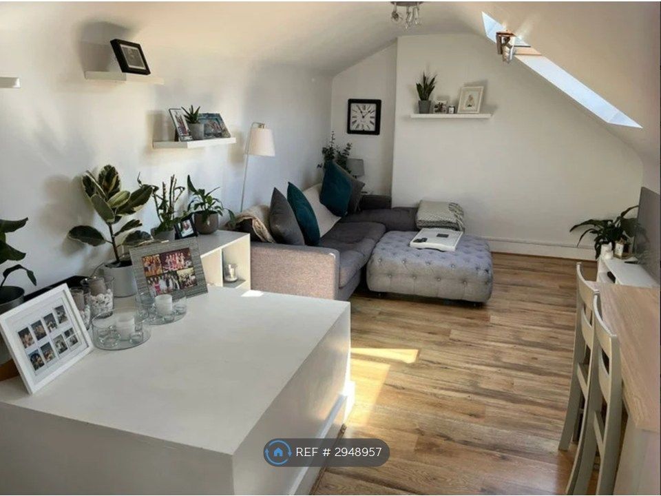 Property photo 1 of 9 Main Room