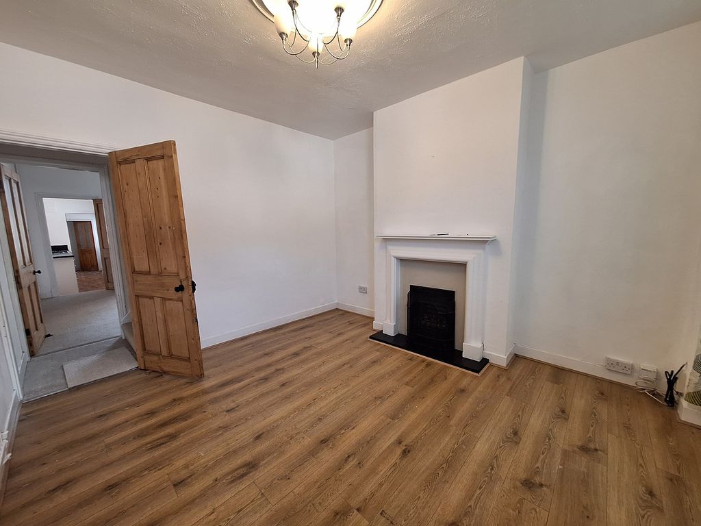 Property photo 3 of 12 Lounge 2