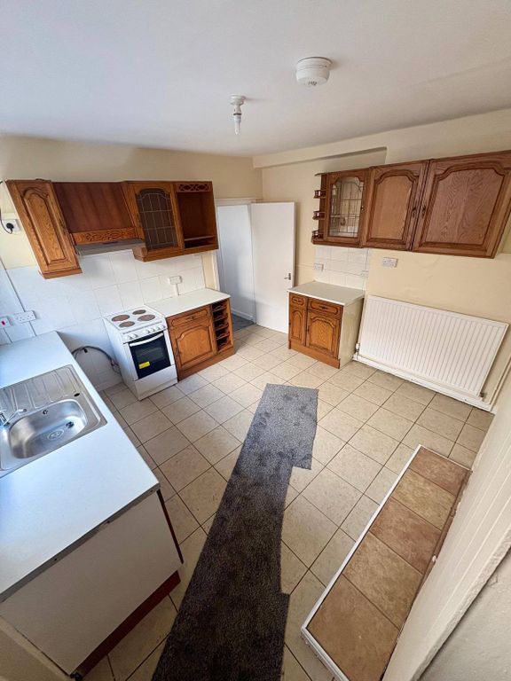 Property photo 1 of 8 2 Bed Flat To Rent, Windsor Road, Neath
