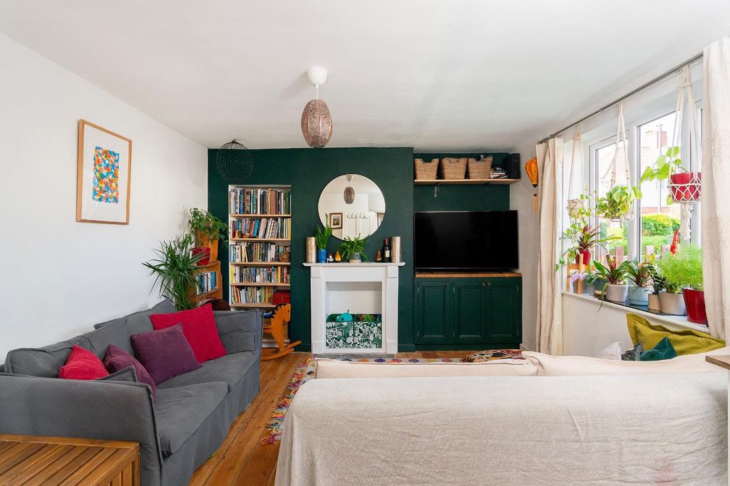 Property photo 1 of 28 1W3R3HD - Living Room D.Jpg