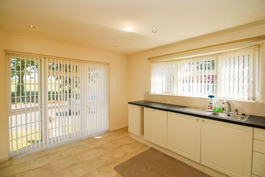 Property photo 3 of 15 Kitchen (5).Jpg