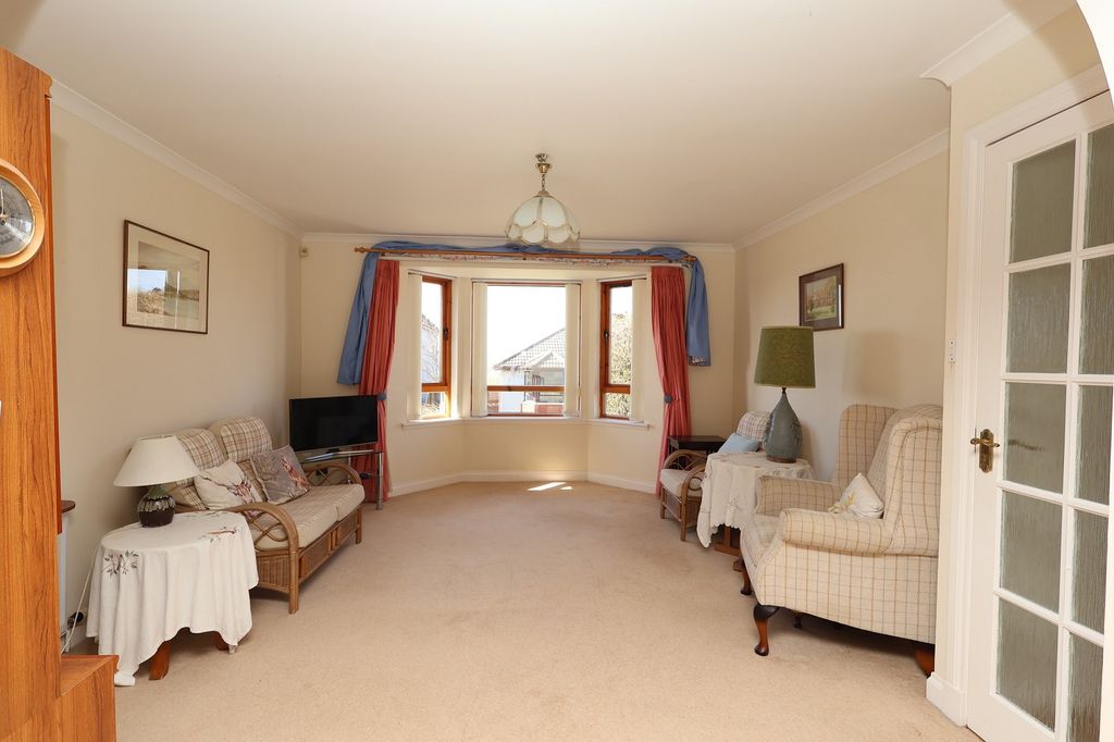Property photo 2 of 16 Lounge