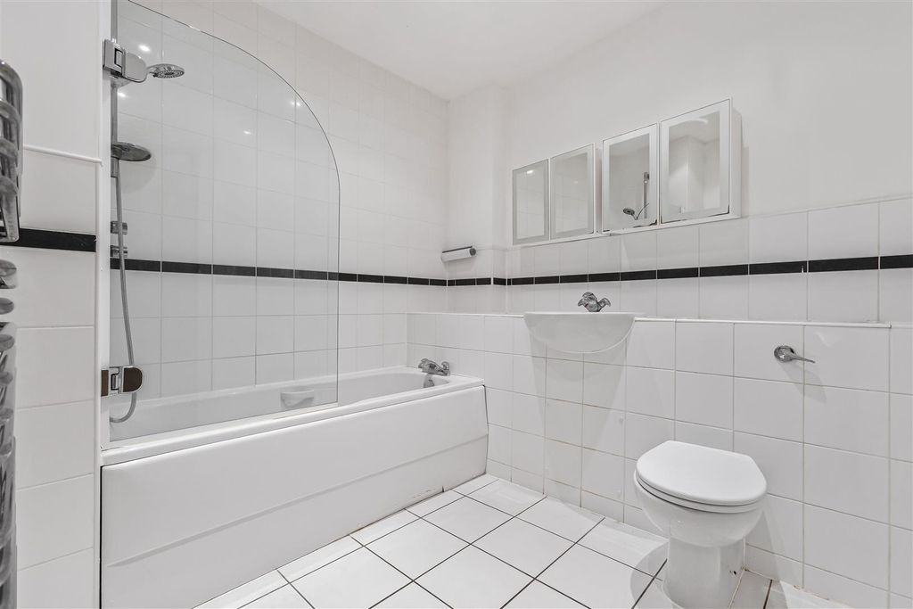 Additional image 12 of 2 bed flat for saleAshbourne Gardens, Hertford SG13