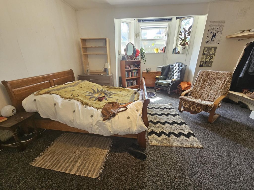 Property photo 2 of 7 Spacious And Inviting Master Bedroom Featuring A l...