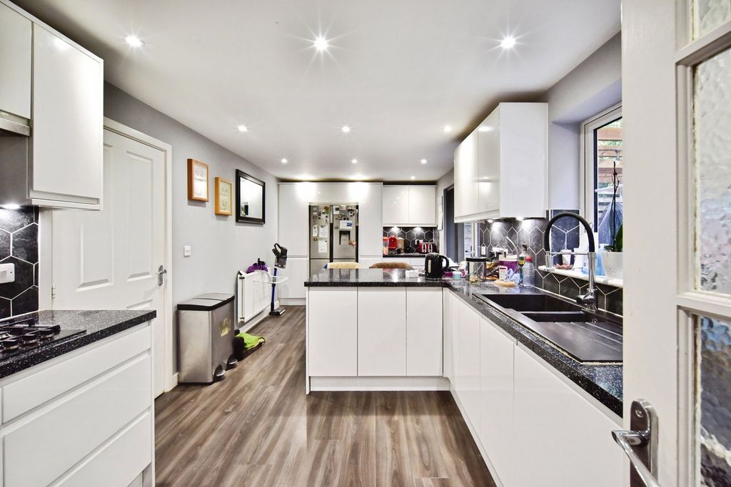 Property photo 2 of 21 Pbox-Img.Jpg