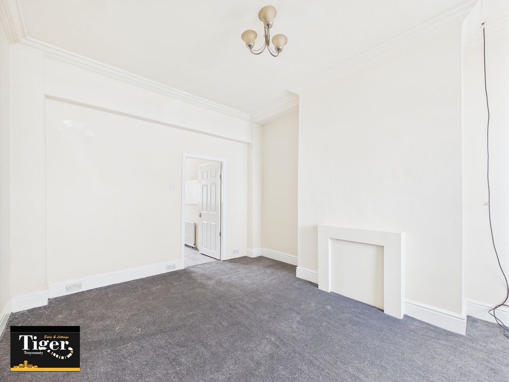 Property photo 3 of 10 Cam03440G0-Pr0363-Still005