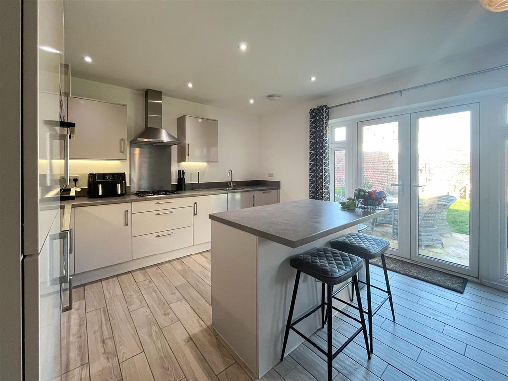 Property photo 3 of 27 Kitchen