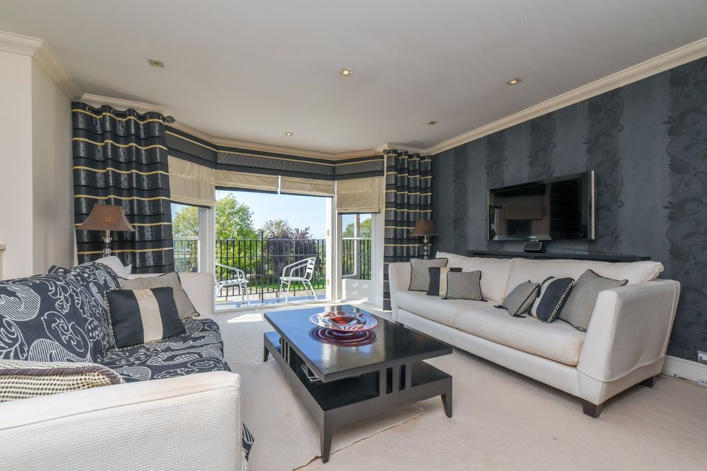 Property photo 2 of 23