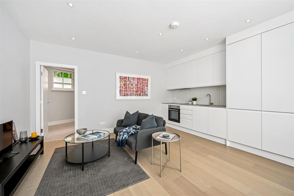 Property photo 3 of 7 Caxton Gate