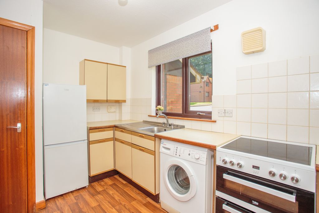 Property photo 3 of 18 Kitchen