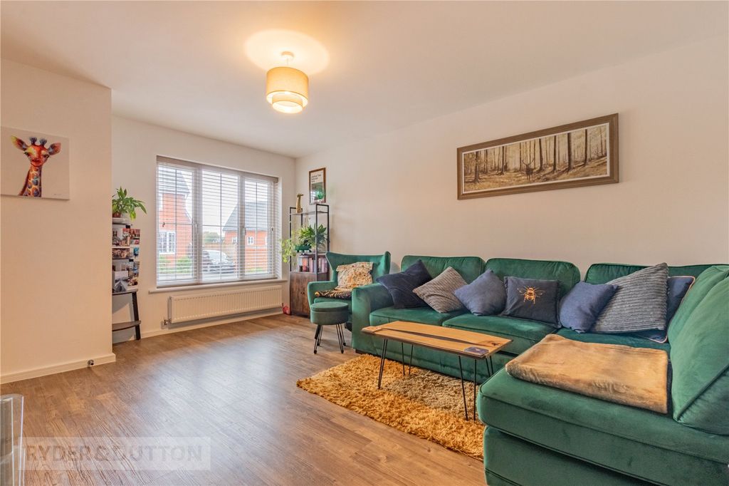 Property photo 3 of 19 Lounge