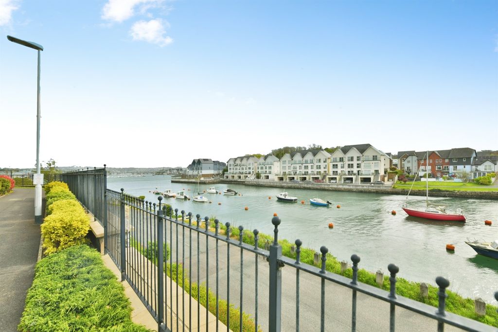 Property photo 3 of 20 Terrace