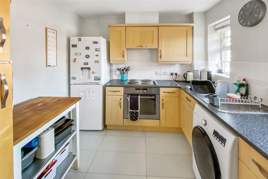 Property photo 3 of 9 Kitchen