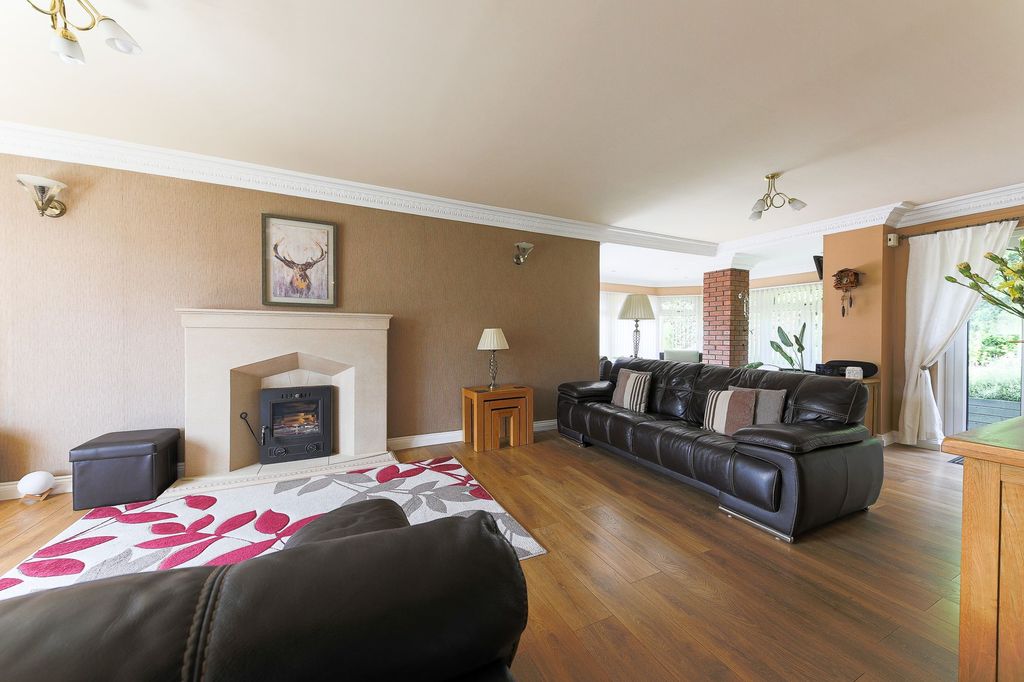 Property photo 2 of 36 Lounge