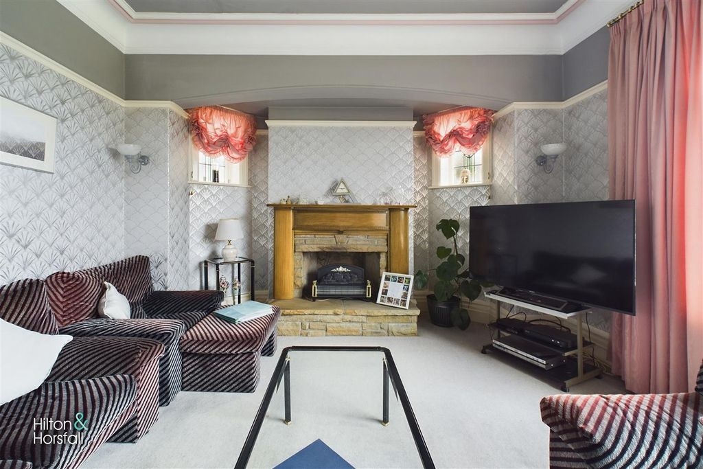 Property photo 3 of 31 Braeside