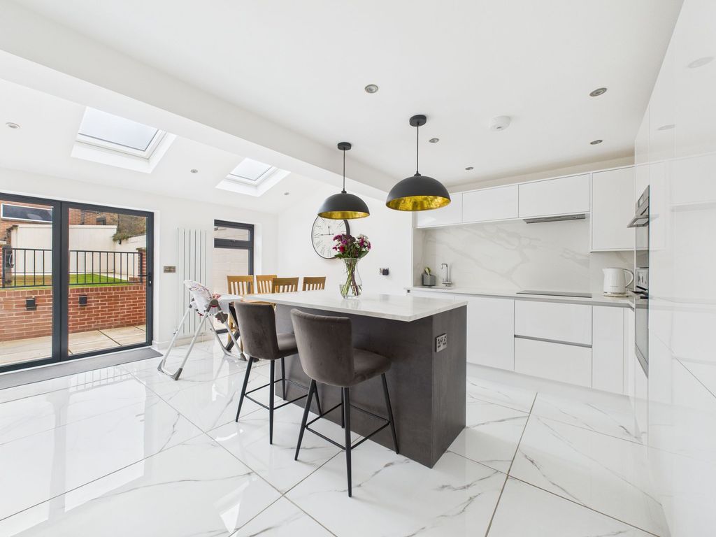 Property photo 2 of 25 Dining Kitchen