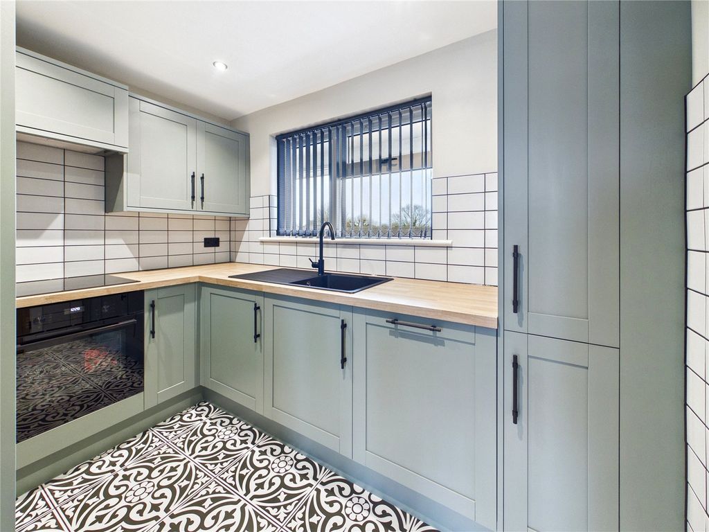 Property photo 2 of 10 Kitchen