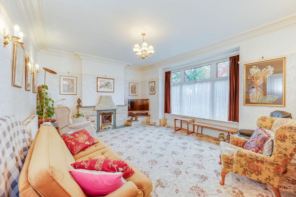Property photo 2 of 33