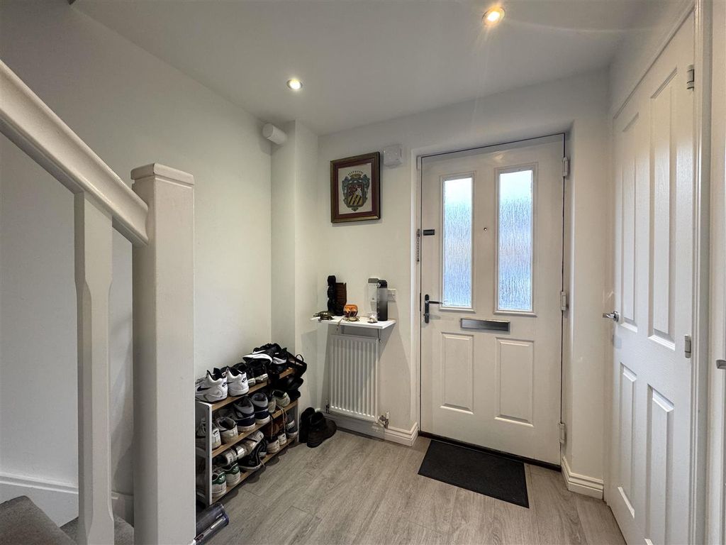 Property photo 2 of 11 Hallway