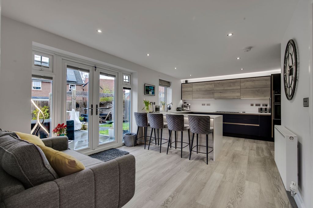 Property photo 2 of 34