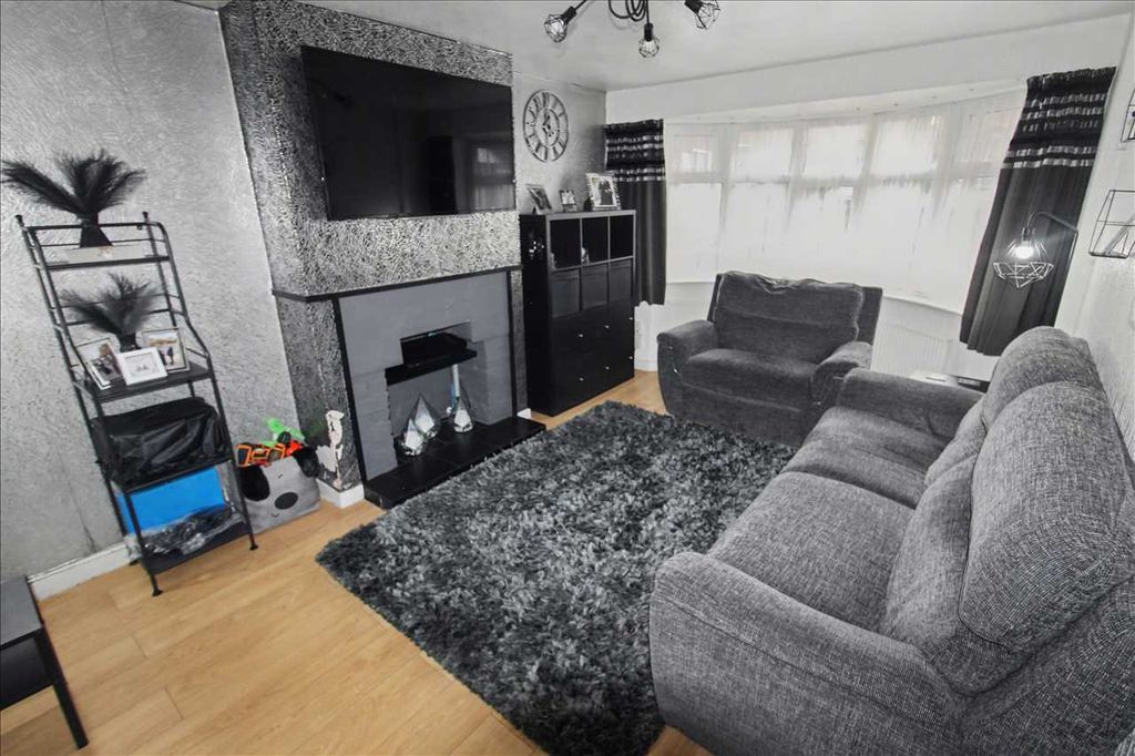 Property photo 3 of 27 Lounge