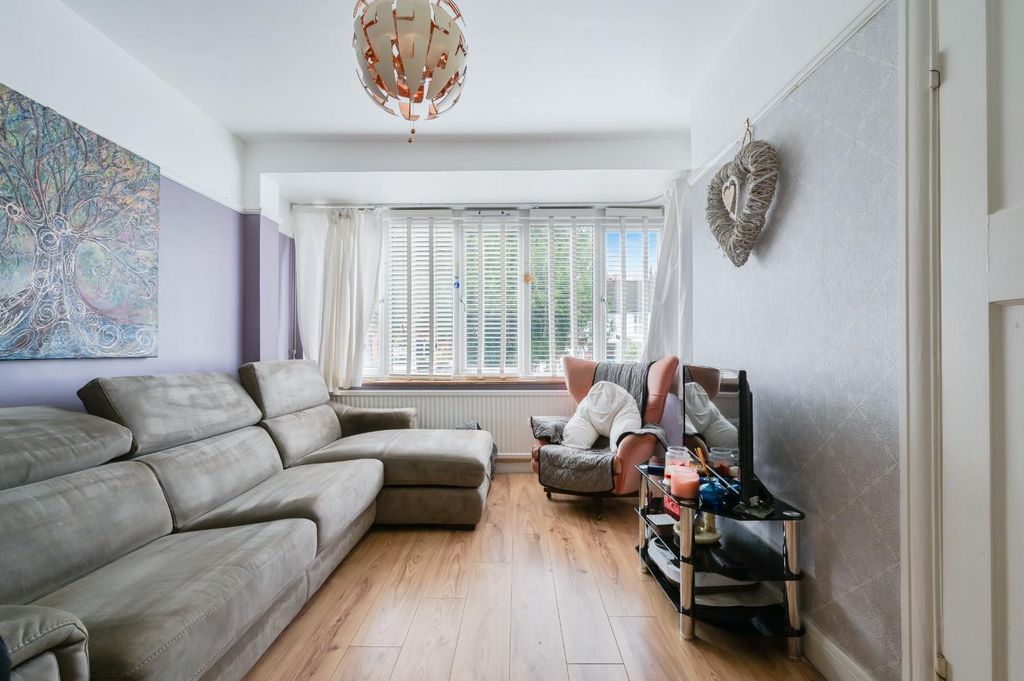 Property photo 3 of 16 Ashurst Road,  (3).Jpg