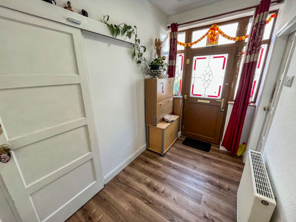Property photo 2 of 11 Entrance Hall