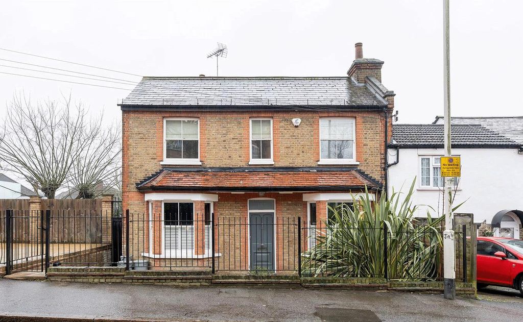 Property photo 1 of 32 Whitehall Road, Ig8