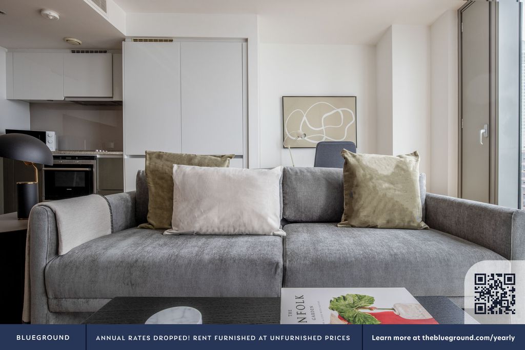 Property photo 3 of 33 Living Room