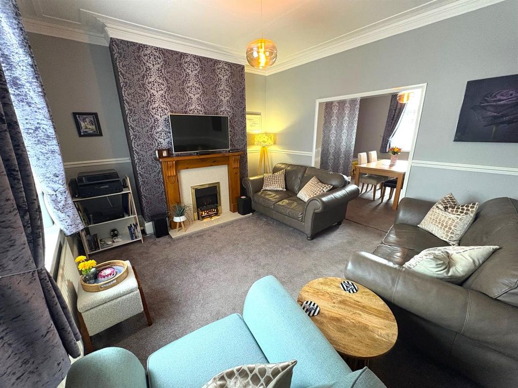 Property photo 3 of 19 Lounge