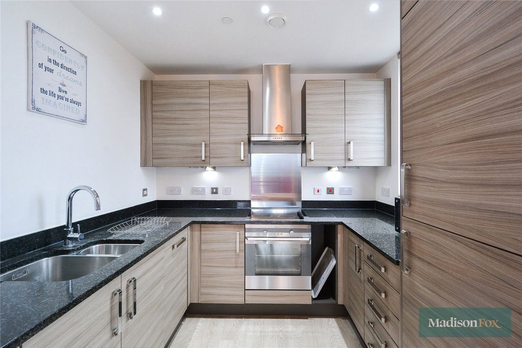 Property photo 2 of 14 Picture No. 17