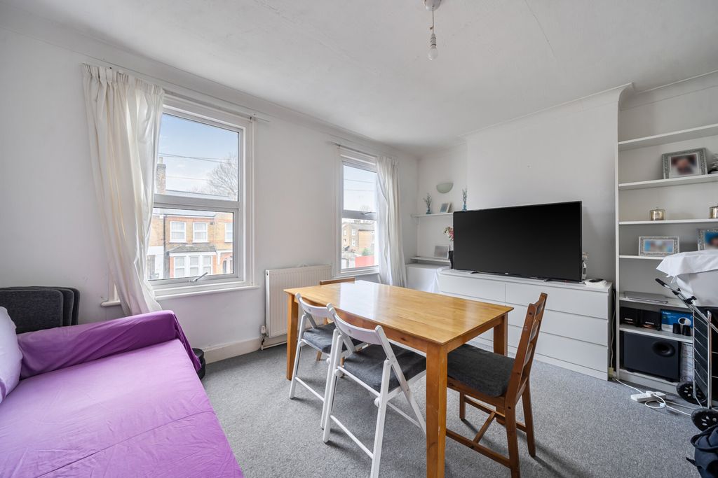 Property photo 2 of 8 Lounge