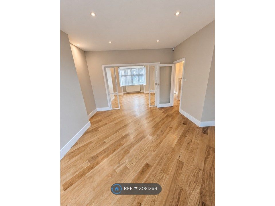 Property photo 3 of 11 Dining Room