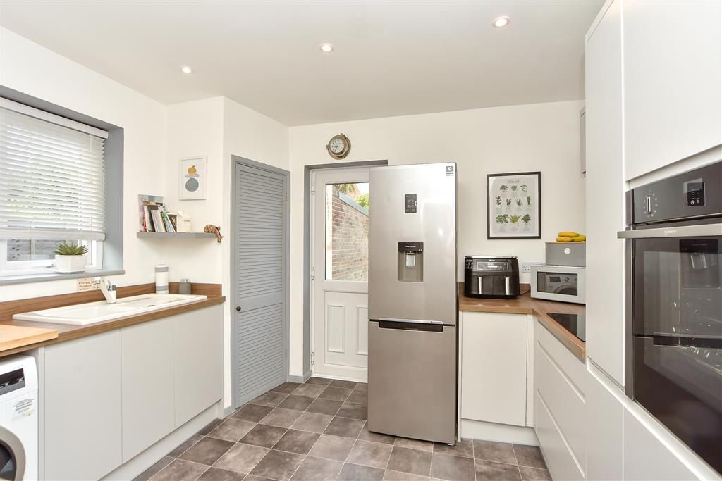 Property photo 3 of 11 Kitchen