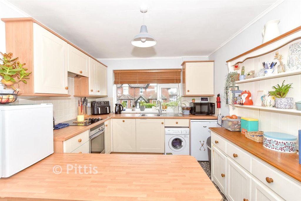 Property photo 1 of 12 Lounge/Kitchen