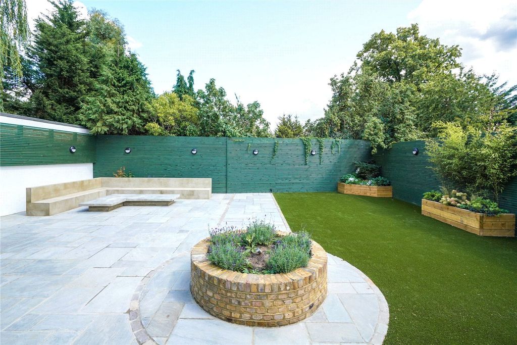 Property photo 1 of 12 Communal Garden