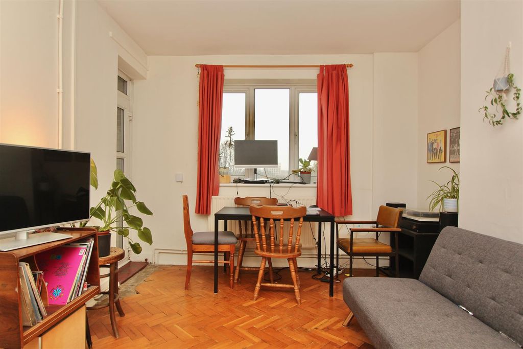 Property photo 3 of 15 Gaskin House, N16