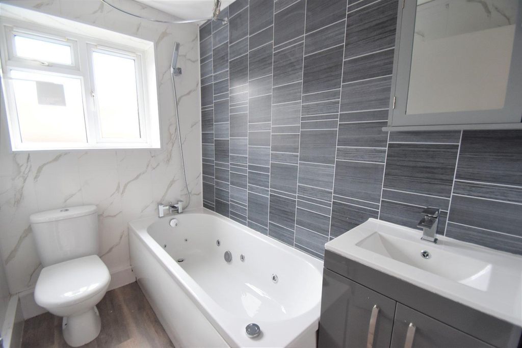Property photo 3 of 7 Tiverton Seddons