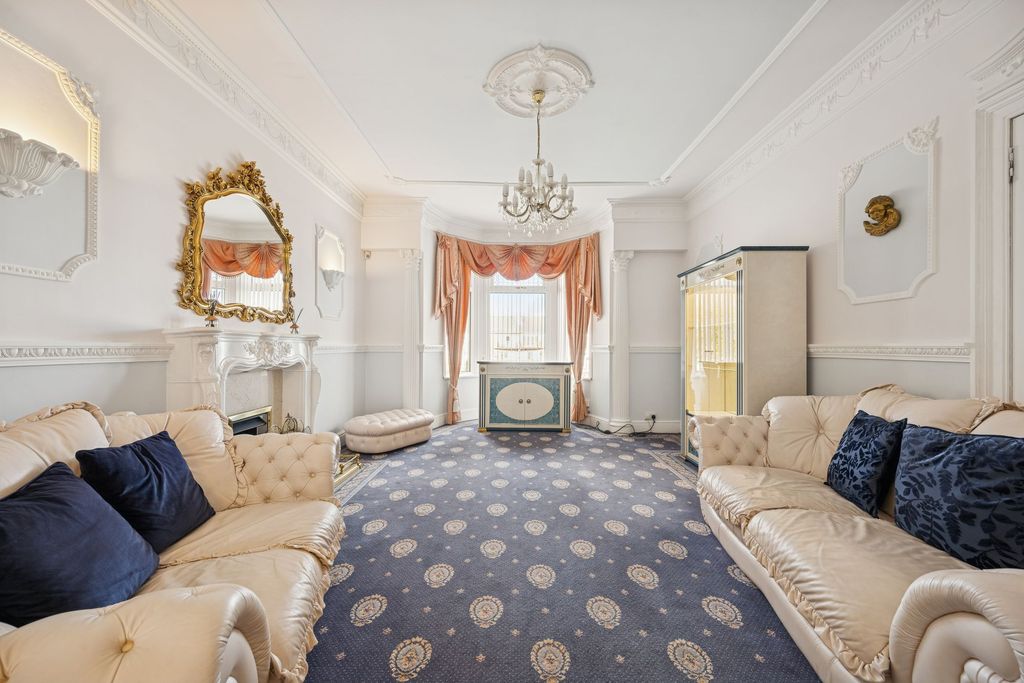 Property photo 3 of 35 Lounge