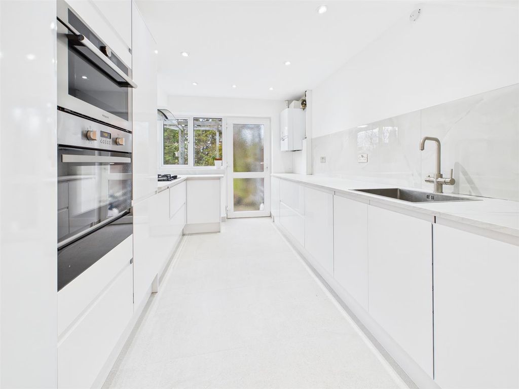 Property photo 2 of 11 Cam05510G0-Pr0101-Still007.Jpg